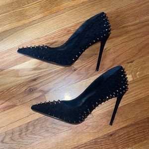Warn one time 
beautiful black heels with accessories, black color size 9